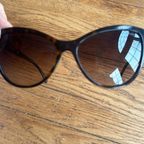 Authentic Chanel sunglasses/ full inclusion - Picture 5 of 5